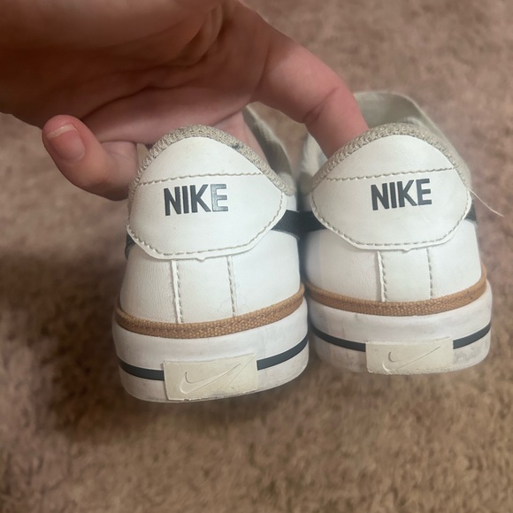 OFFERS OPEN! Nike legacy court sneakers size 3Y. Wonderful condition. - Picture 4 of 8